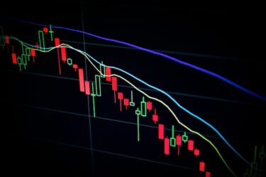 株価チャートの読み方 – 基本的なパターンと指標をマスターする