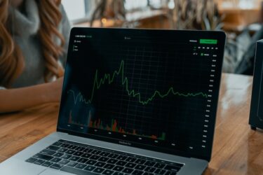 AIとビッグデータが革新する投資分析: 若年社会人・大学生のための究極ガイド
